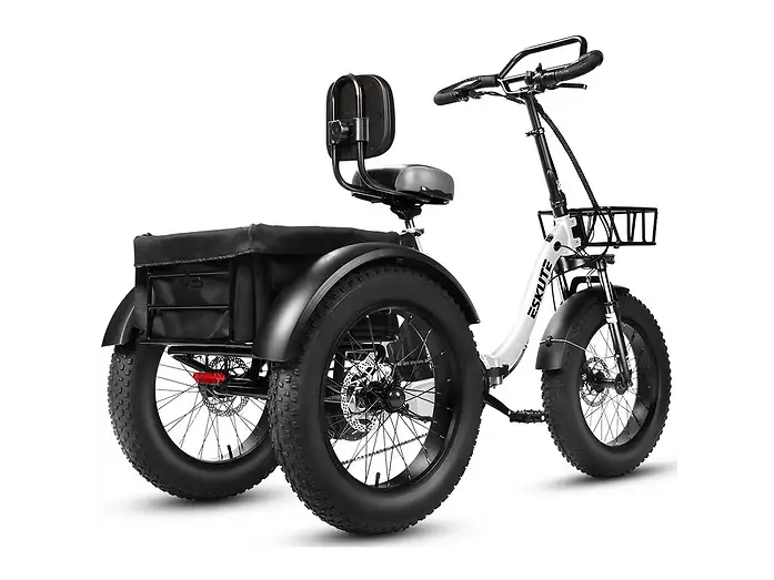Un triciclo eléctrico blanco con neumáticos anchos, asiento con respaldo, cesta delantera y gran caja trasera.