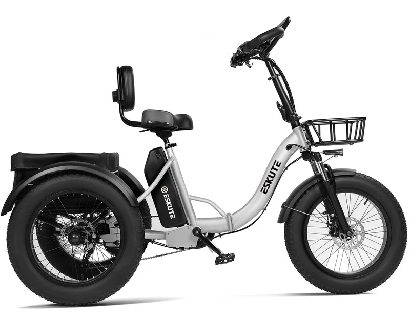 Un triciclo eléctrico Eskute plateado con tres neumáticos gruesos, un asiento con respaldo y una cesta delantera.