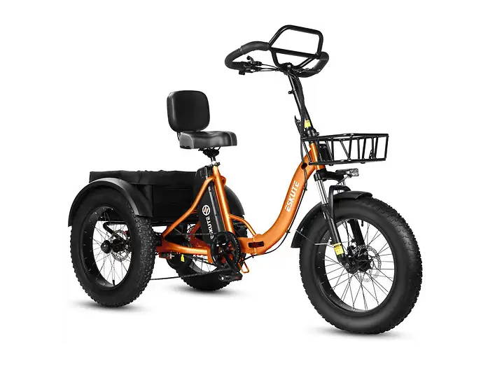 Un triciclo eléctrico naranja con neumáticos gruesos, cesta delantera, asiento trasero con respaldo y guardabarros negros.