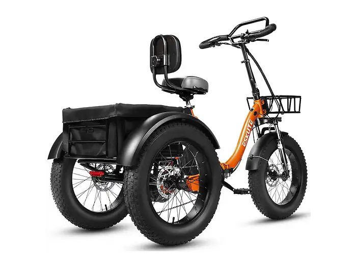 Triciclo eléctrico naranja con neumáticos anchos, cesta de almacenamiento y asiento con respaldo sobre fondo blanco.