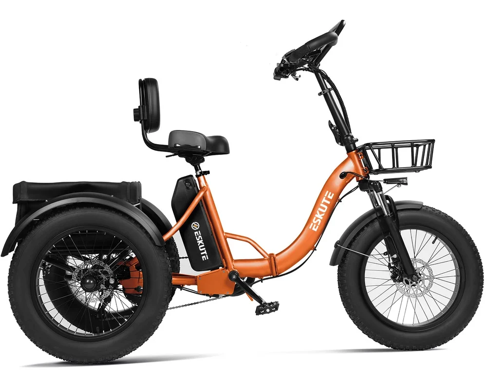 Una bicicleta eléctrica triciclo naranja con cesta delantera, batería en el cuadro y respaldo.