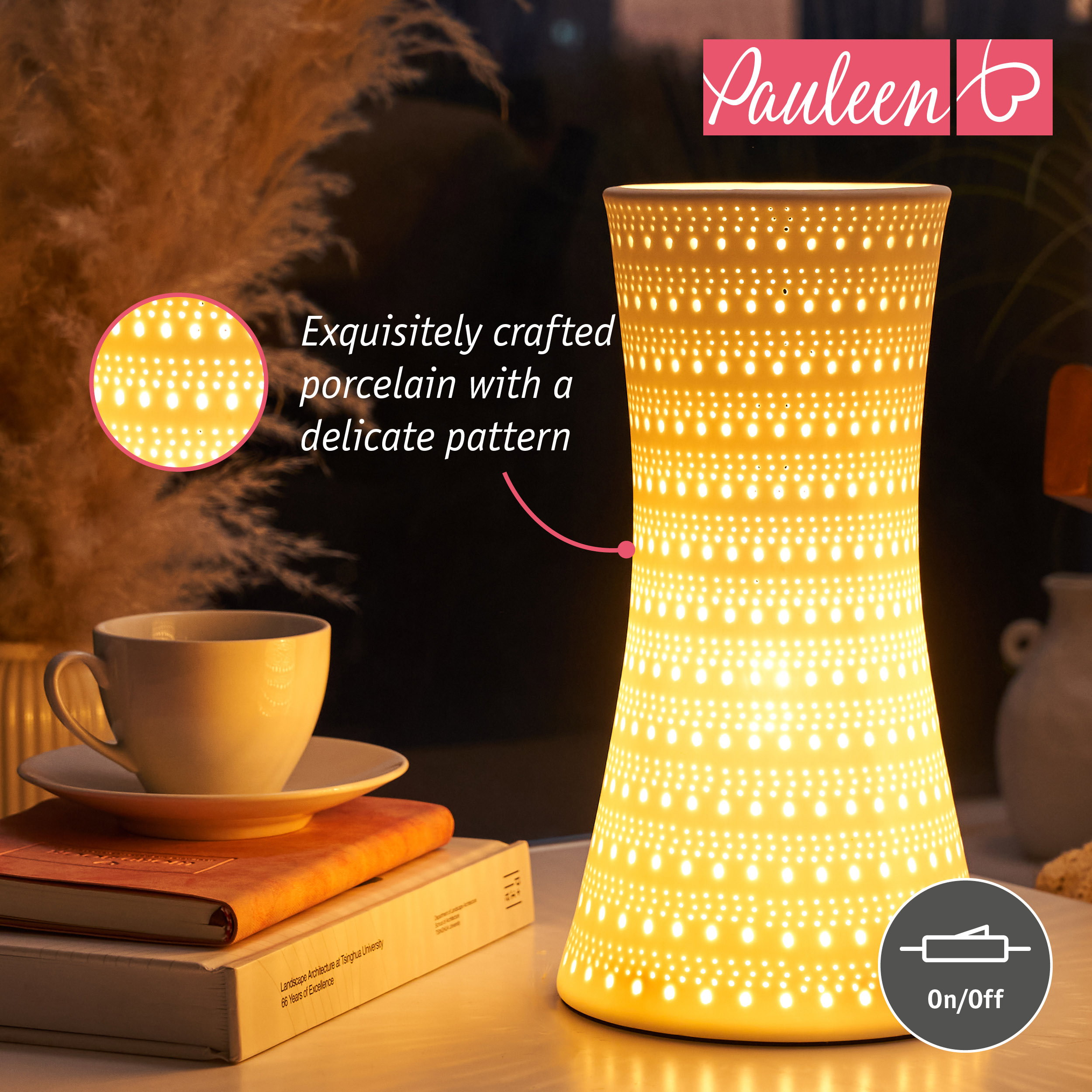 Eine weiß leuchtende Porzellanlampe mit filigranem Punktmuster steht neben einer Tasse auf Büchern.