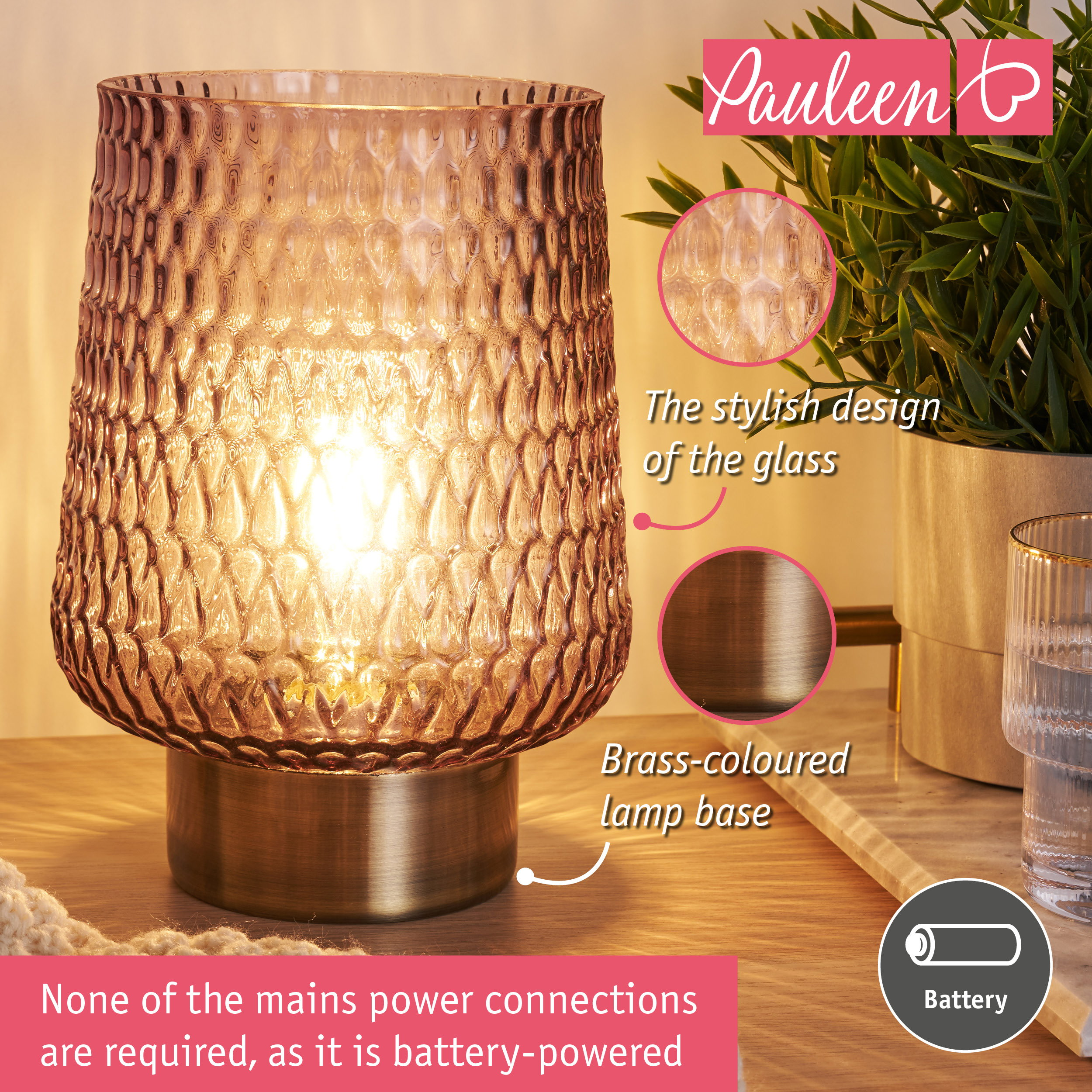 Eine batteriebetriebene Lampe mit strukturiertem Glas und Messingsockel steht auf einem Tisch.