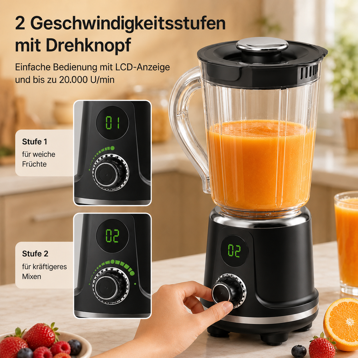 Schwarzer Standmixer mit LCD-Anzeige und Drehknopf, gefüllt mit Orangensaft, auf einer Küchentheke mit Obst.