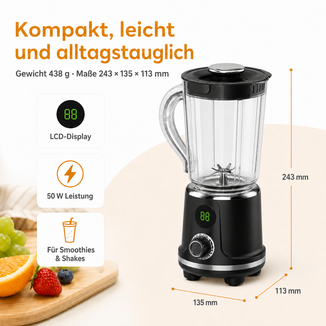 Ein schwarzer und silberner Blender mit LCD-Display, neben einem Schneidebrett mit Obst und Icons.