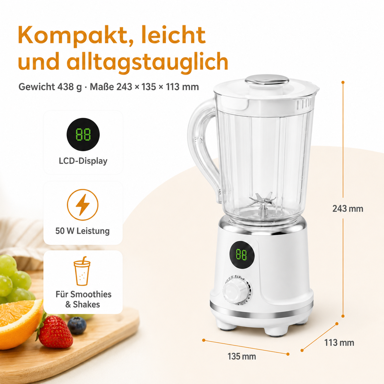 Weißer Kompaktblender mit LCD-Display, 50W, Maße und Früchte im Hintergrund.