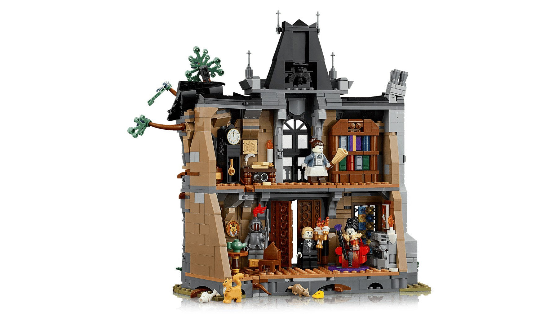 Dwupoziomowy nawiedzony dworek z klocków Lego z pokojami pełnymi minifigurek, mebli i upiornych detali.