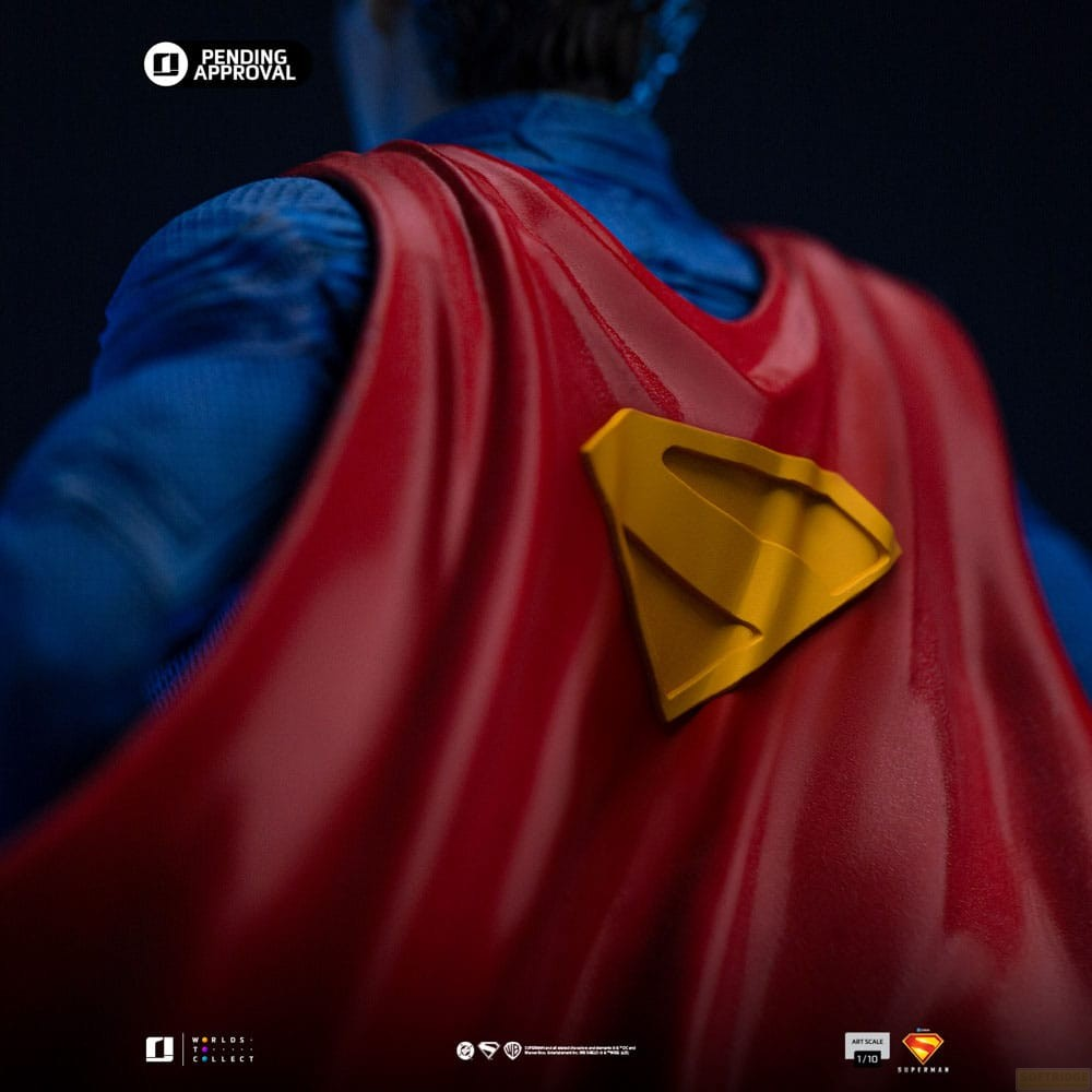 Primo piano della schiena di una statuetta di Superman con mantello rosso e stemma giallo.