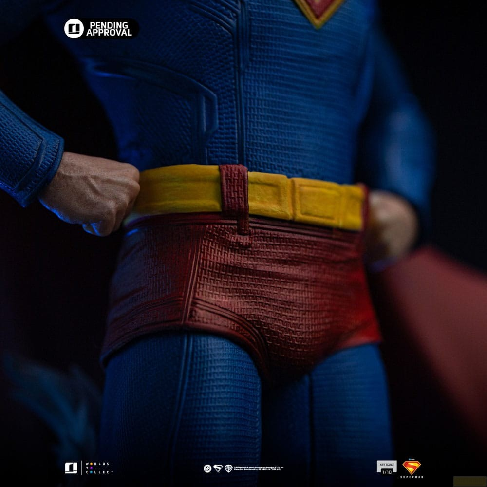 Primo piano di una statuetta di Superman in abito blu, pantaloncini rossi e cintura gialla.