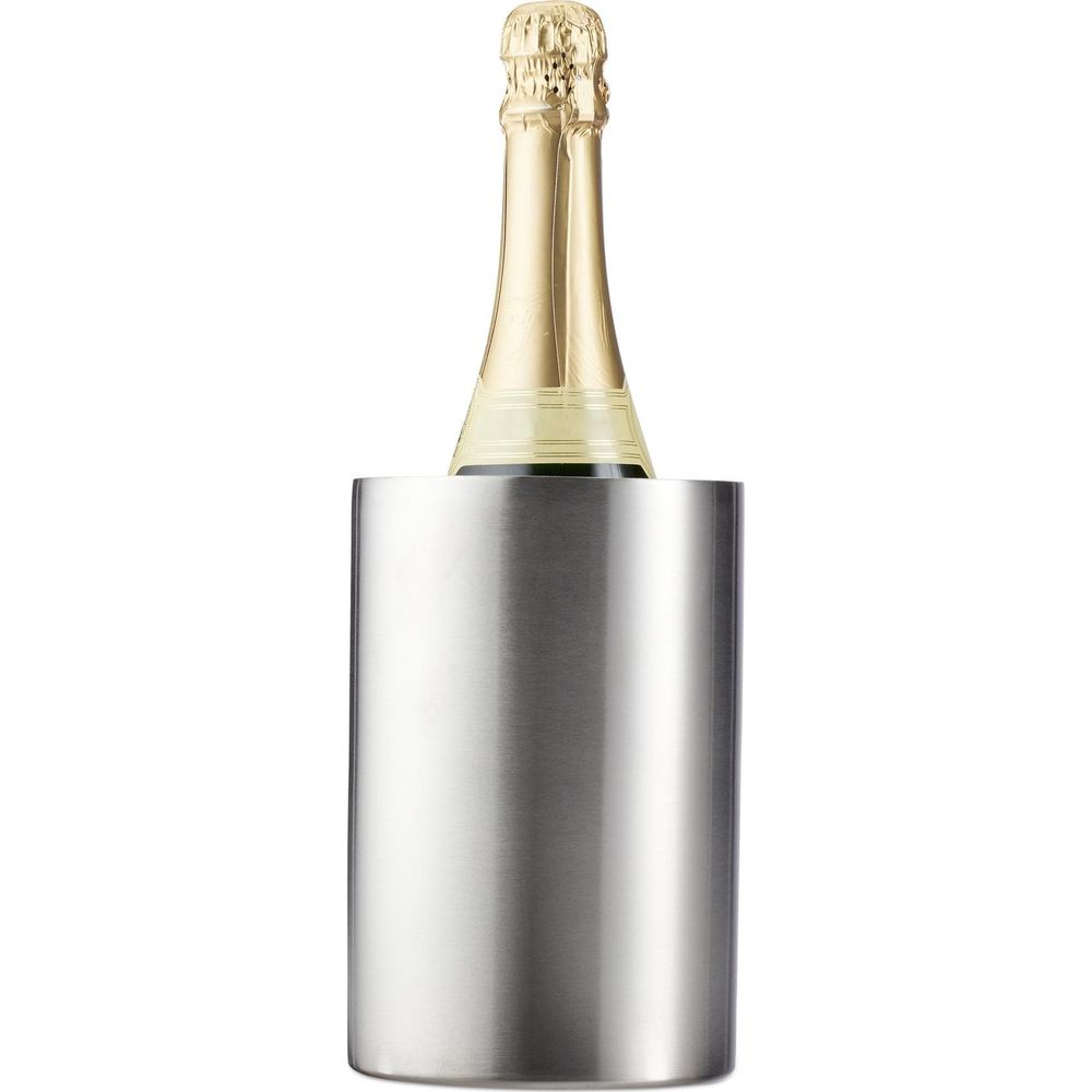 Eine Champagnerflasche steckt in einem runden, silbernen Edelstahl-Flaschenkühler auf weißem Hintergrund.