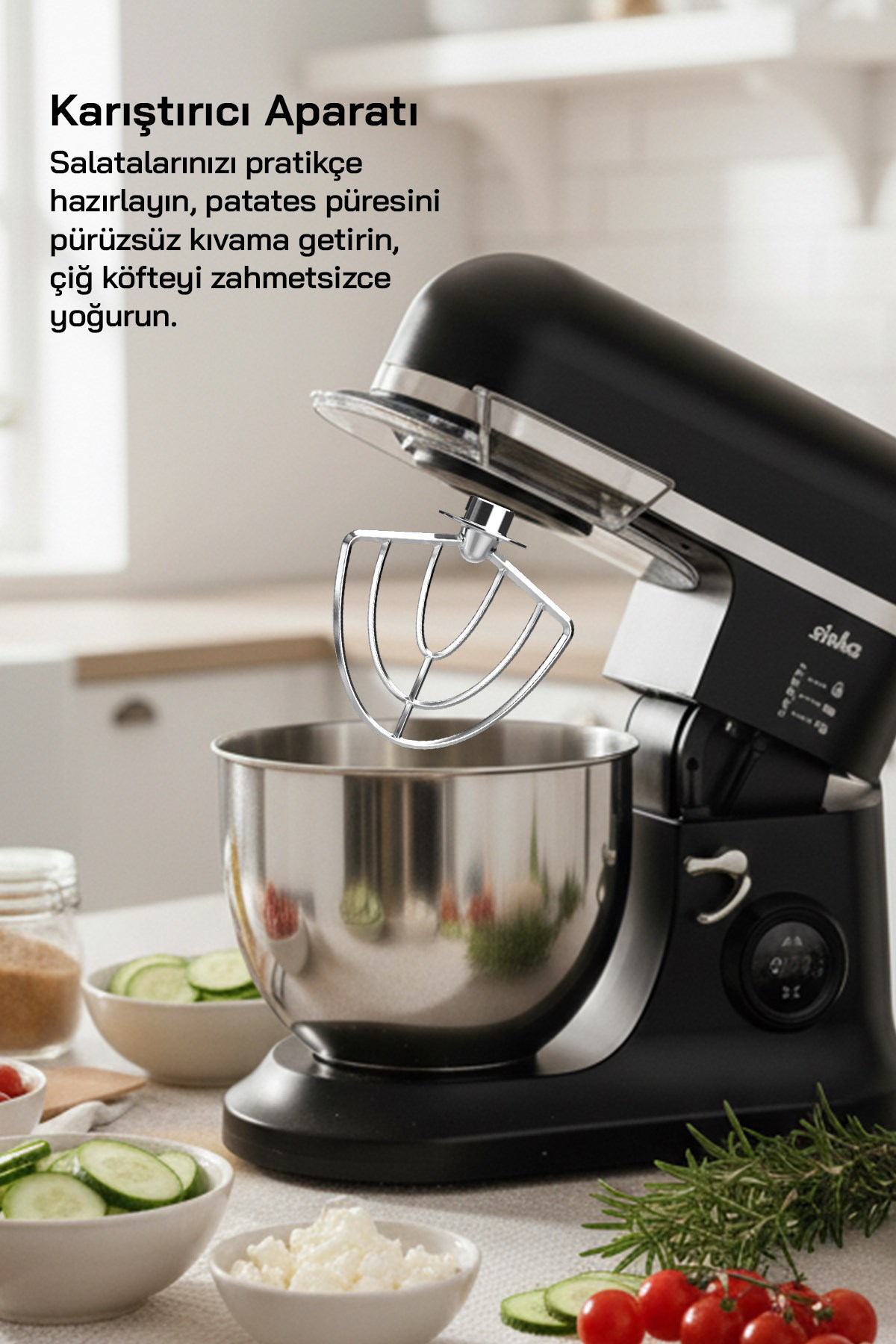 Sebze malzemelerinin bulunduğu tezgahta paslanmaz çelik kasalı ve çırpıcılı siyah mutfak şefi.