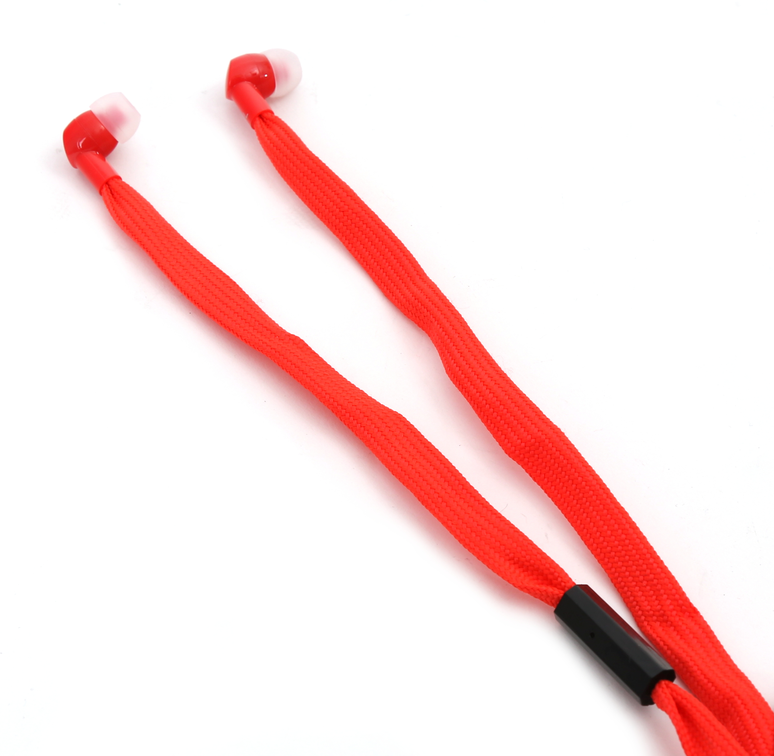 Rote In-Ear-Kopfhörer mit flachem, gewebtem Kabel und schwarzem Splitter auf weißem Hintergrund.