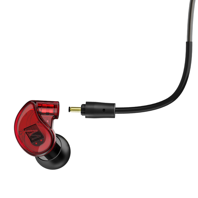 Ein roter In-Ear-Ohrhörer mit abnehmbarem schwarzem Kabel und goldenem Stecker vor weißem Hintergrund.