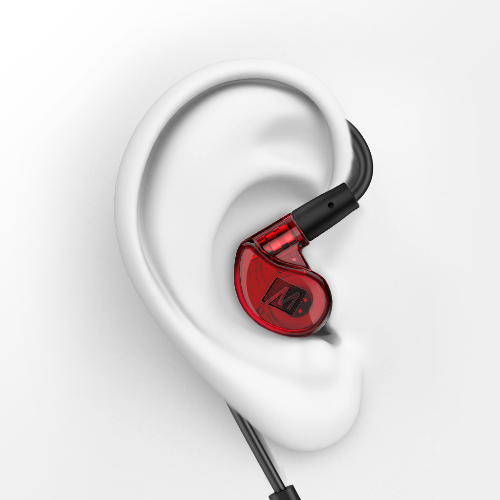Ein roter In-Ear-Kopfhörer mit schwarzem Kabel sitzt in einem weißen Ohr.