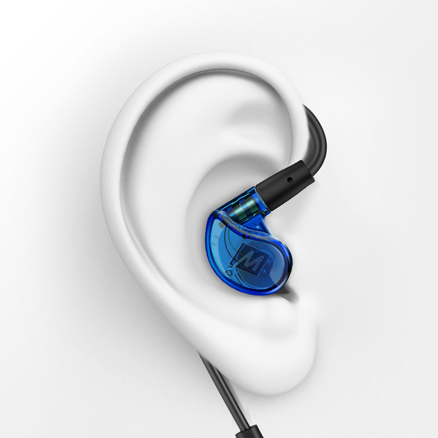 Ein blauer, transparenter In-Ear-Kopfhörer sitzt im weißen Ohr, mit schwarzem Kabel.
