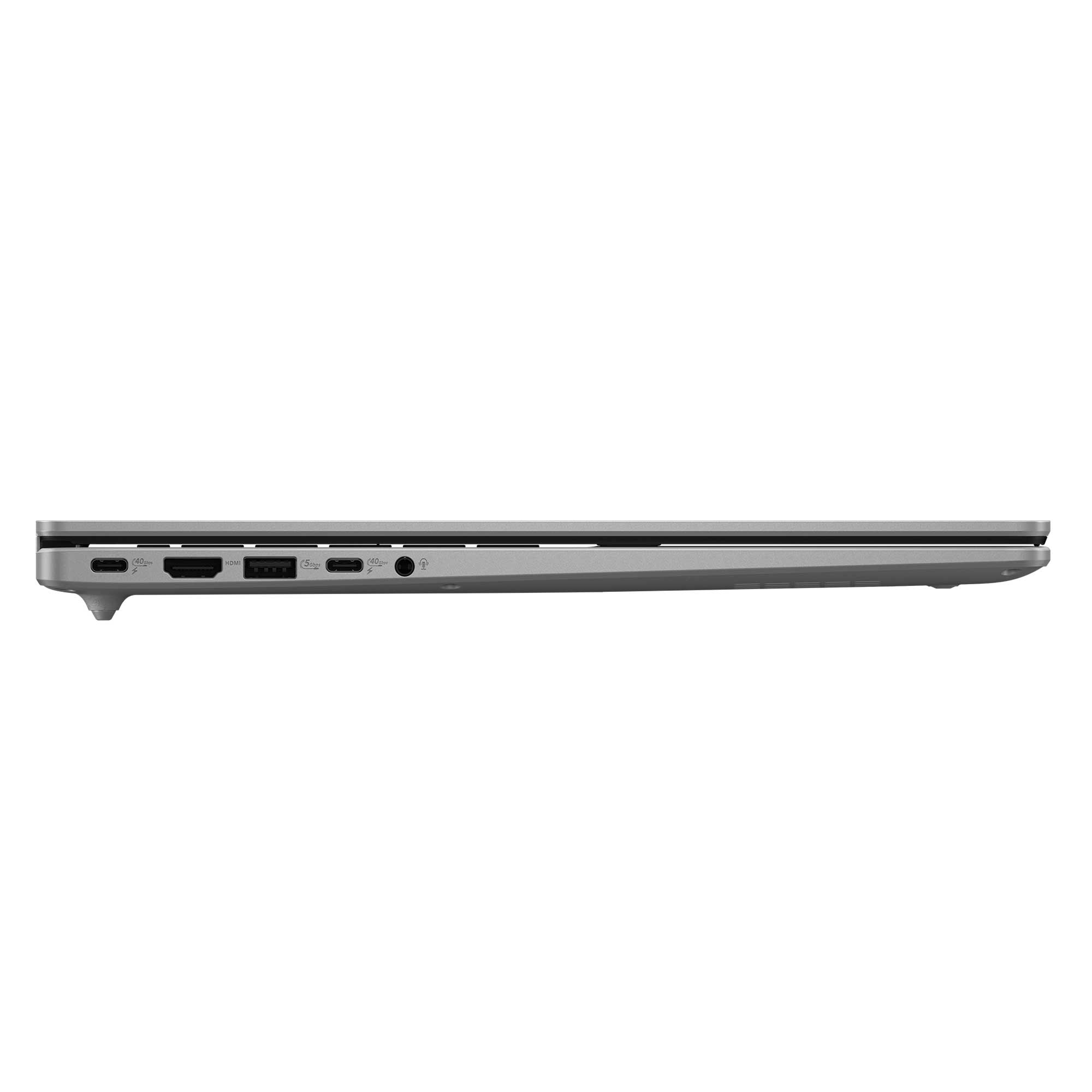 Beyaz arka planda USB-C, HDMI, USB-A ve ses jakı gibi bağlantı noktalarını gösteren ince gümüş rengi dizüstü bilgisayarın yandan görünümü.