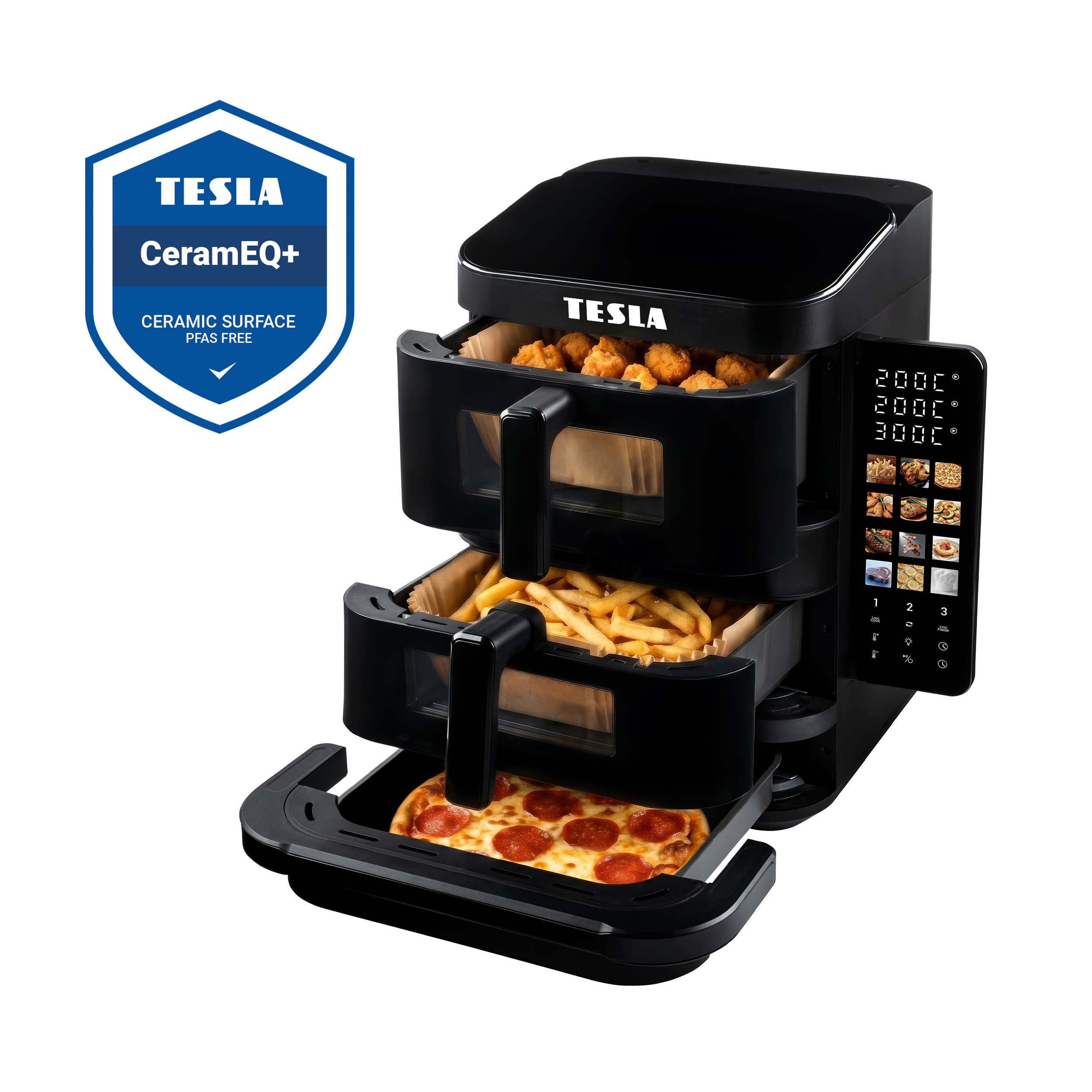 Una friggitrice ad aria nera a tre cassetti con cibo e un badge Tesla CeramEQ+.