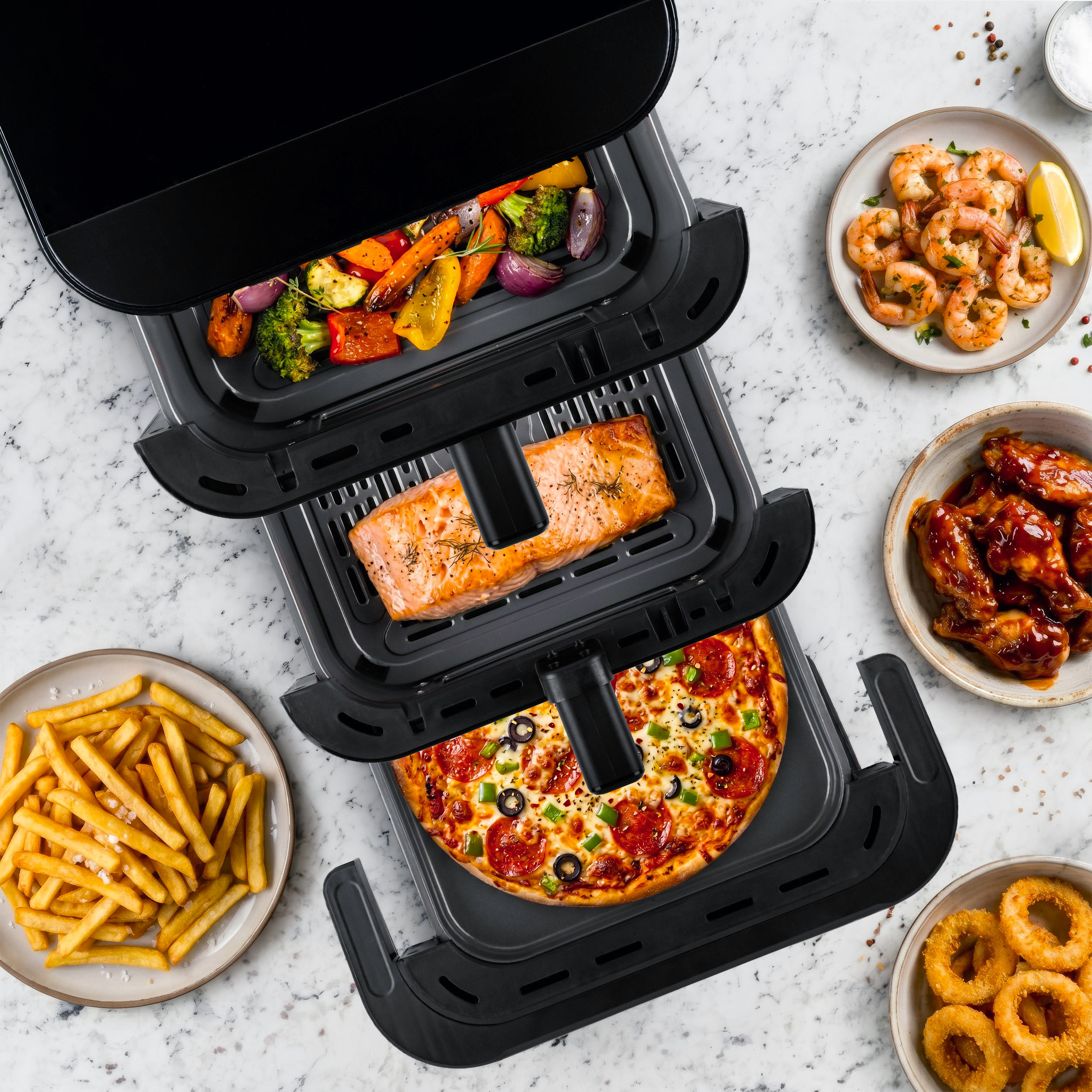 Una friggitrice ad aria a tre cestelli mostra verdure, un filetto di salmone e pizza.