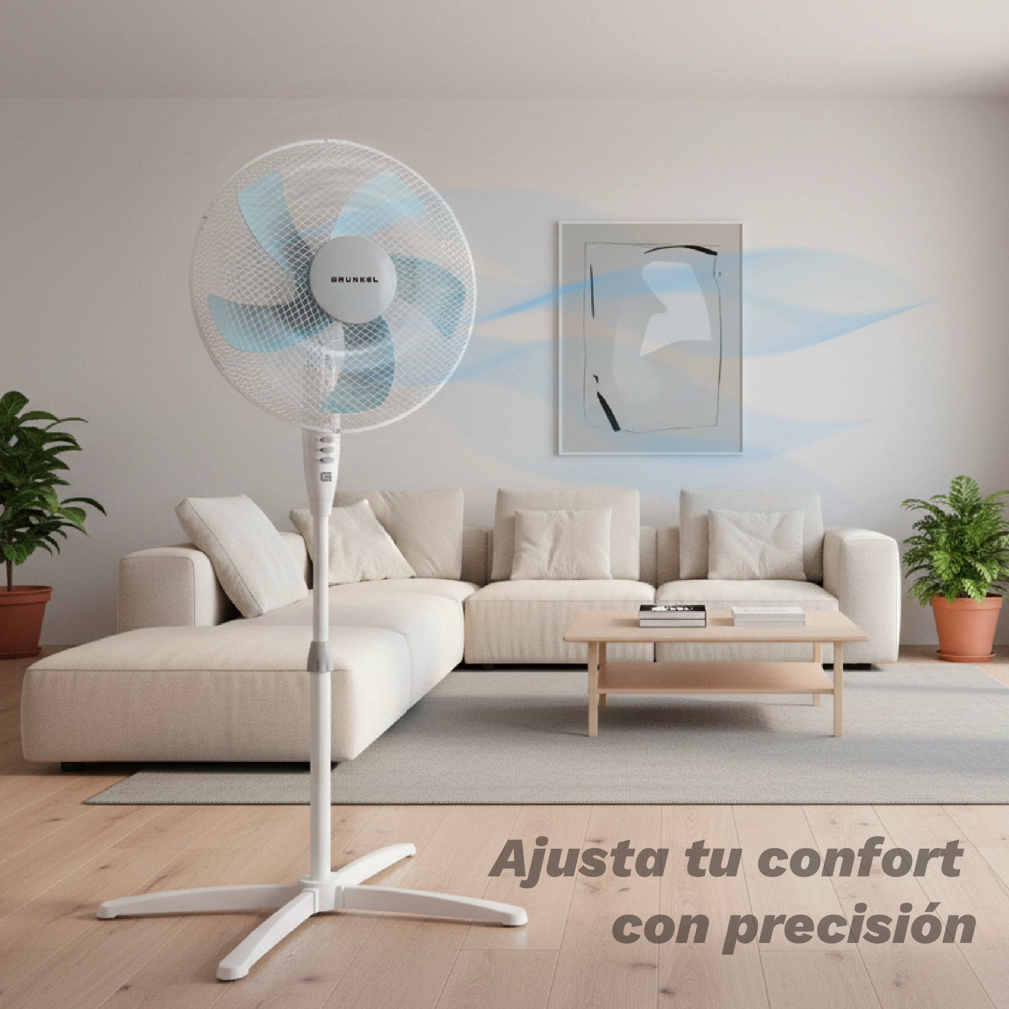 Un ventilador de pie blanco se encuentra en una sala de estar luminosa con sofá y plantas.