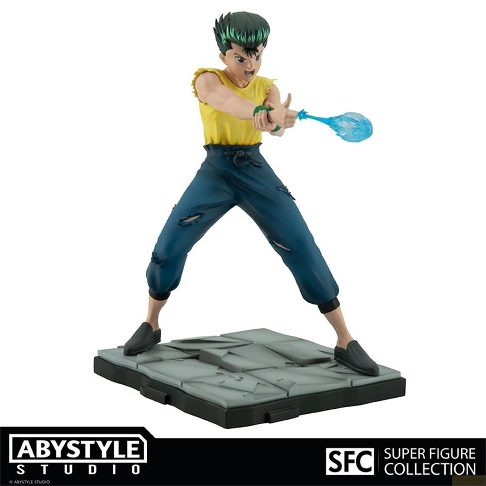 Anime-Actionfigur mit grünen Haaren, gelbem Hemd und blauer Hose schießt blauen Energiestoß auf gefliester Basis.