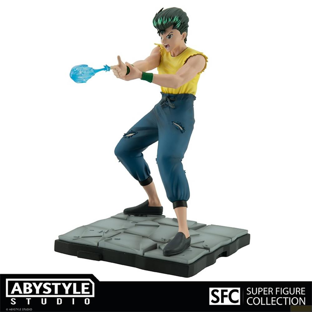 Eine Yusuke Urameshi Actionfigur in gelbem Shirt und blauer Hose feuert eine blaue Geistkugel auf grauem Boden ab.