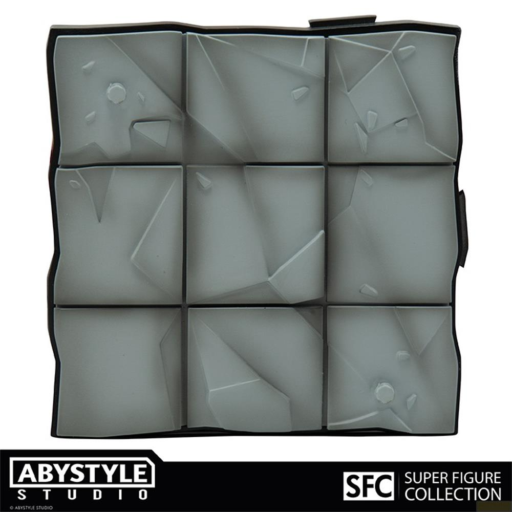 Graue quadratische Basis mit Steinrelief und geometrischem Muster aus neun Platten.