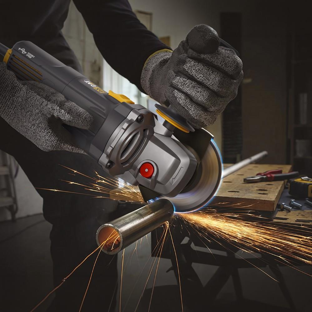 İş eldivenli bir kişi açılı taşlama ile metal boruyu kesiyor ve kıvılcım çıkarıyor.
