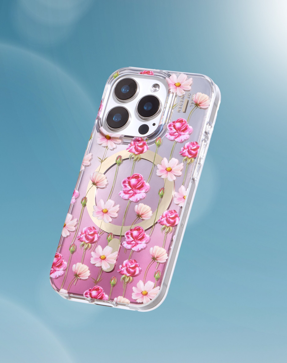Eine transparente Handyhülle mit pinken Blumenmustern und einem goldenen Ring auf blauem Hintergrund.