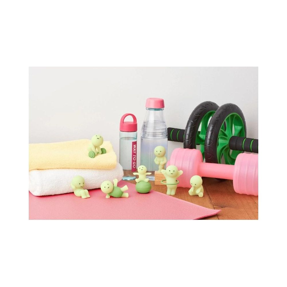 Kleine grüne Figuren trainieren mit Sportgeräten wie Hanteln und Fitnessmatten.