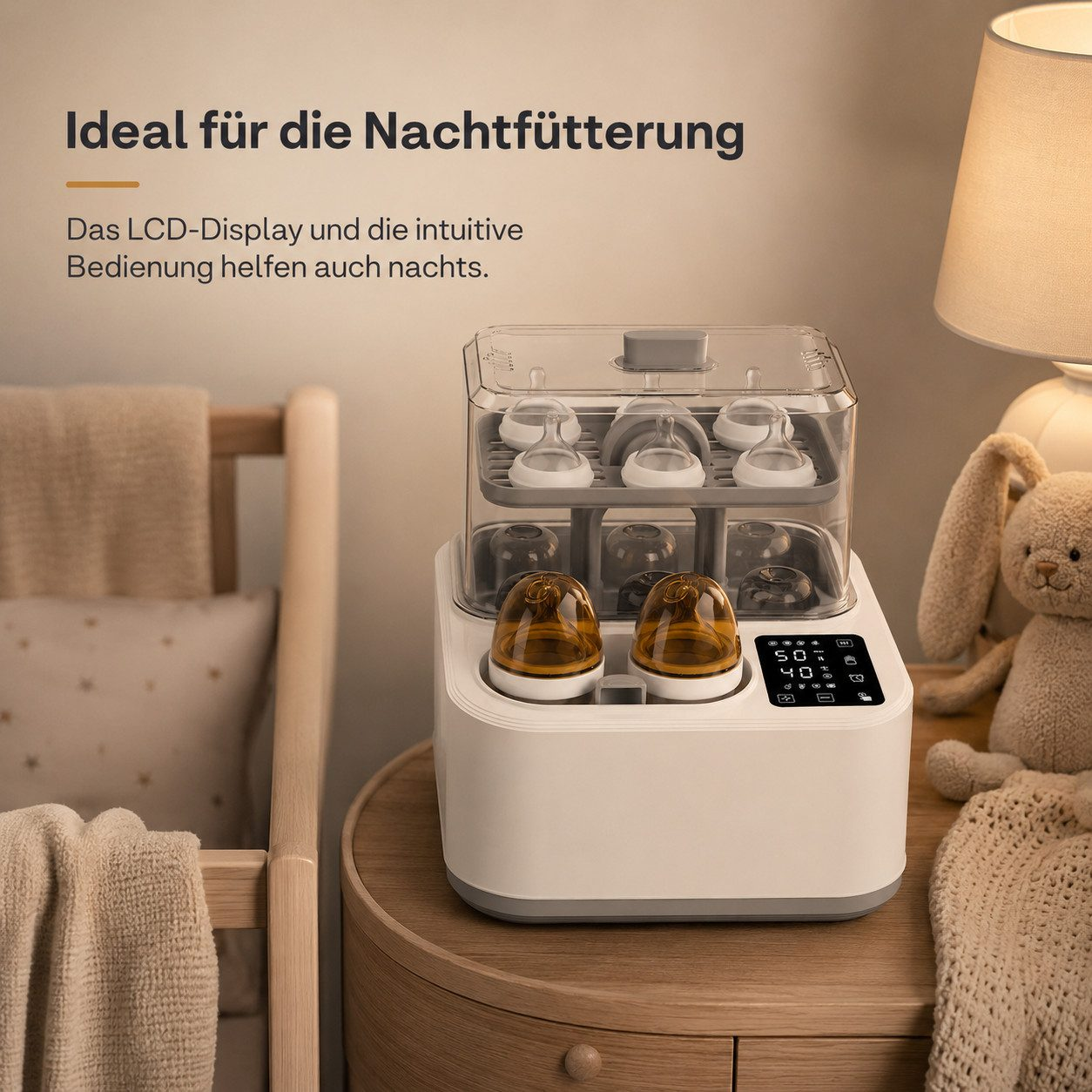 Ein weißer Babyflaschenwärmer mit LCD-Display steht auf einem Nachttisch im Kinderzimmer.