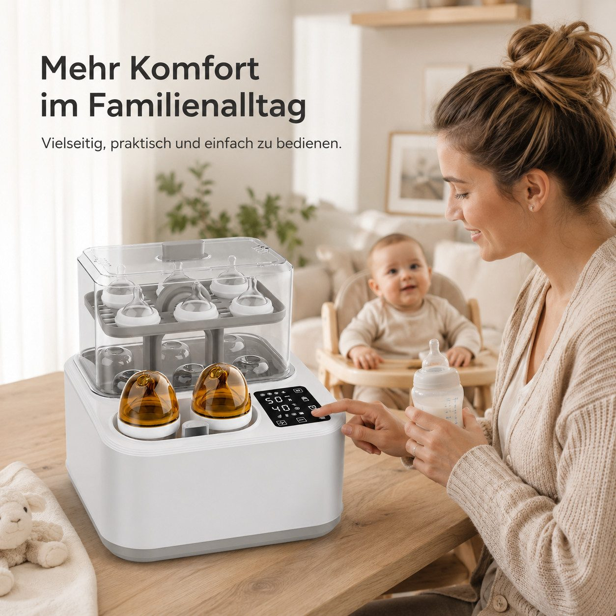 Eine Frau bedient einen Babyflaschenwärmer, während im Hintergrund ein Baby sitzt.