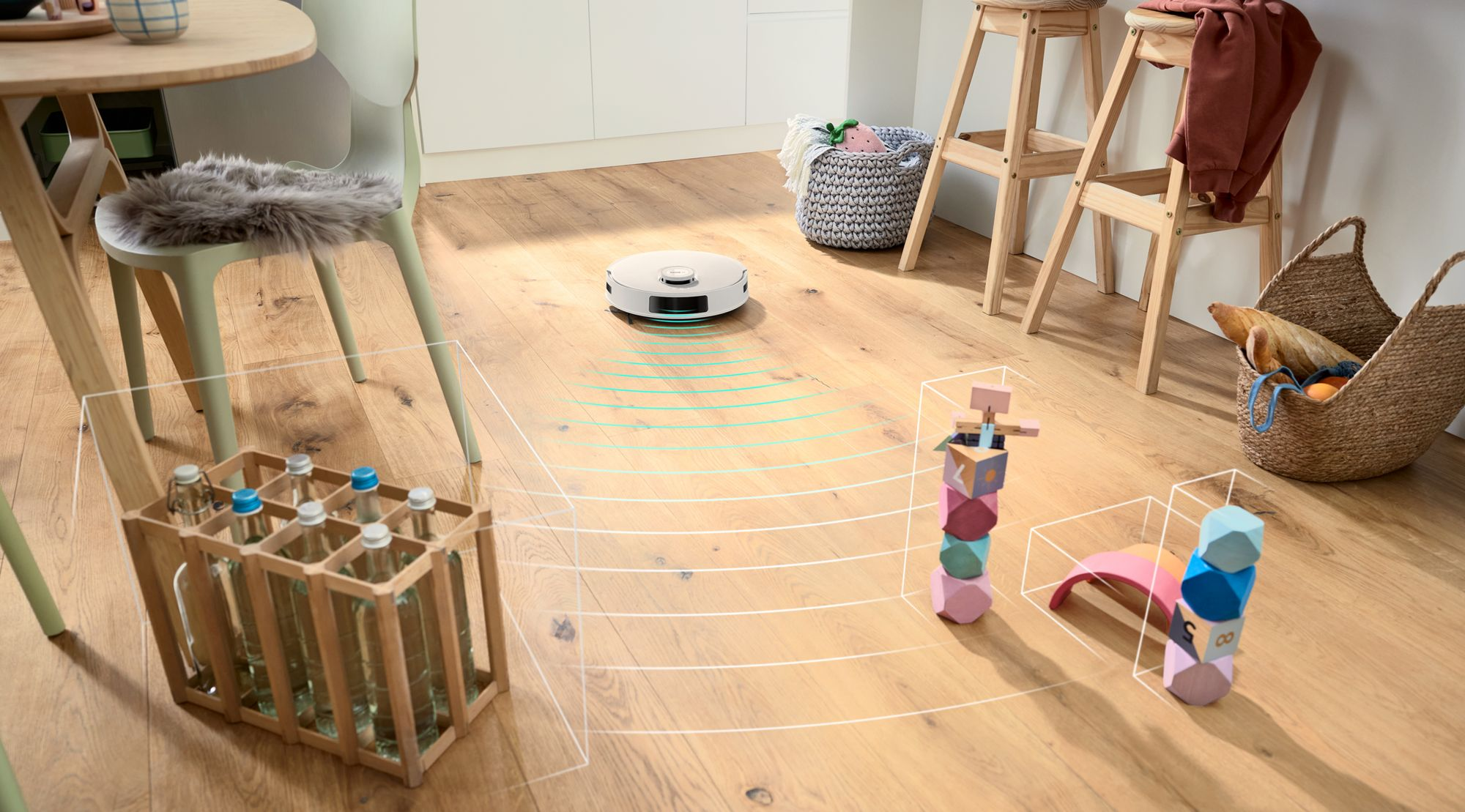 Un robot aspirador detecta obstáculos como botellas y juguetes con sensores láser en un suelo de madera.