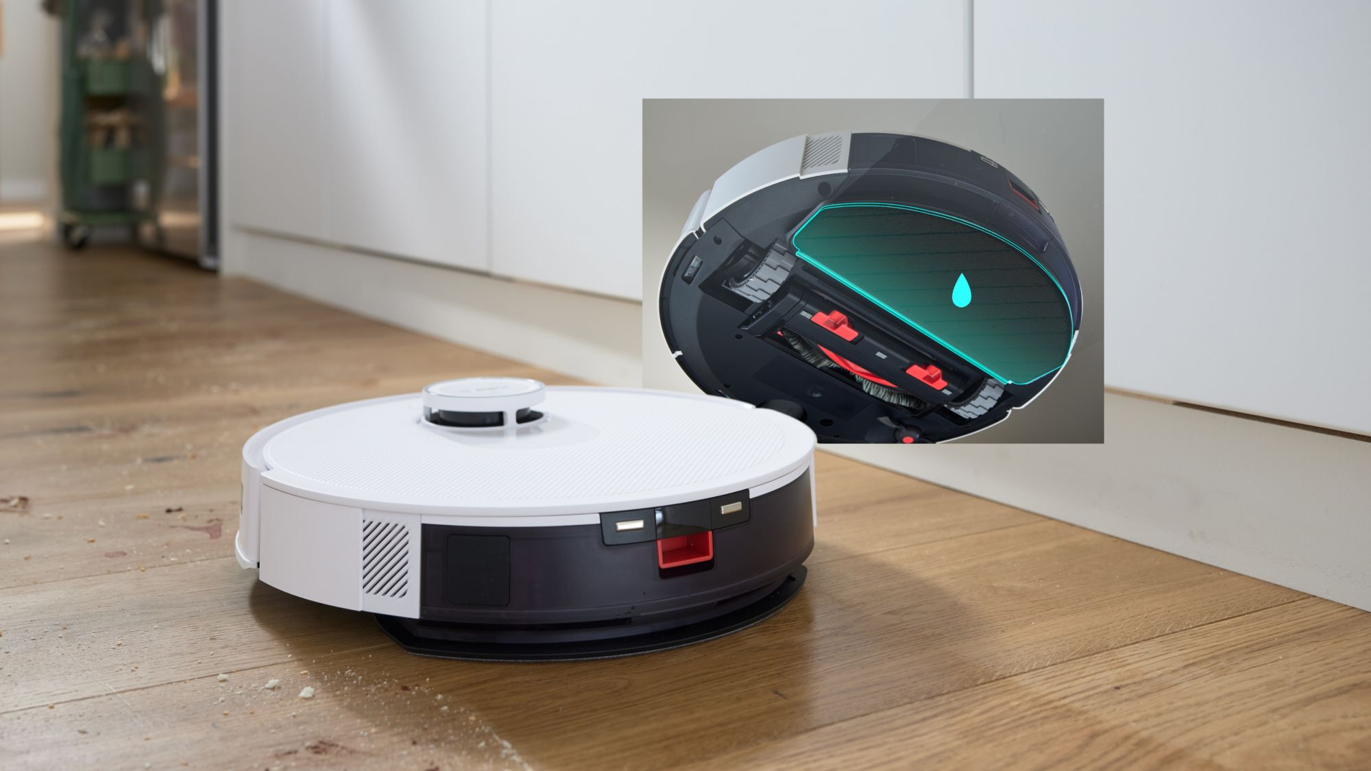 Un robot aspirateur blanc sur un sol en bois, avec un encadré montrant sa base et sa serpillère.