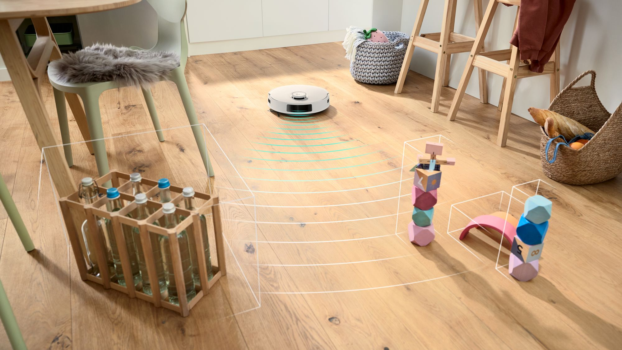 Un robot aspirateur balaie avec des ondes vertes une pièce en bois avec des obstacles comme des bouteilles et des jouets.