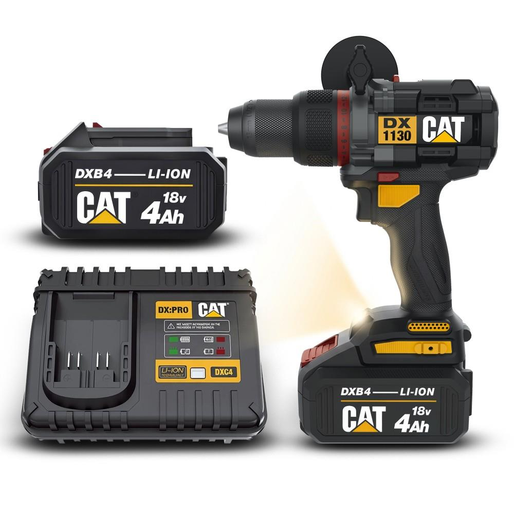 Açık arka planda pil, şarj cihazı ve yedek pil ile siyah ve sarı Cat DX1130 akülü matkap.
