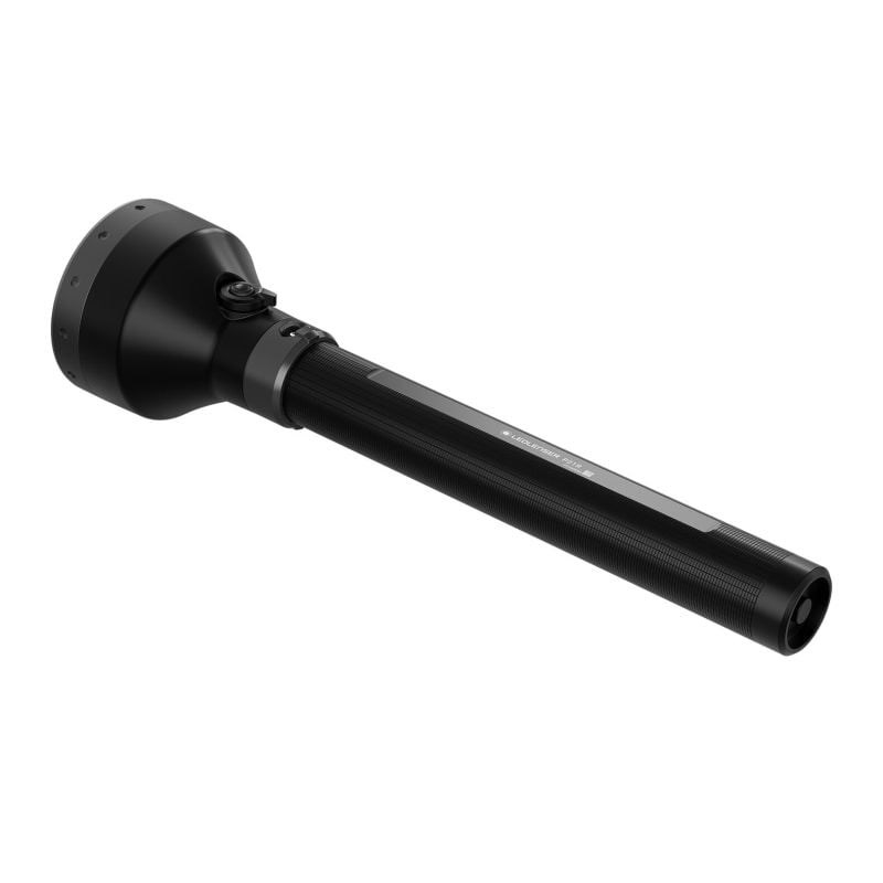 Una linterna negra Ledlenser P21R sobre fondo blanco, con cabezal ancho y mango texturizado.