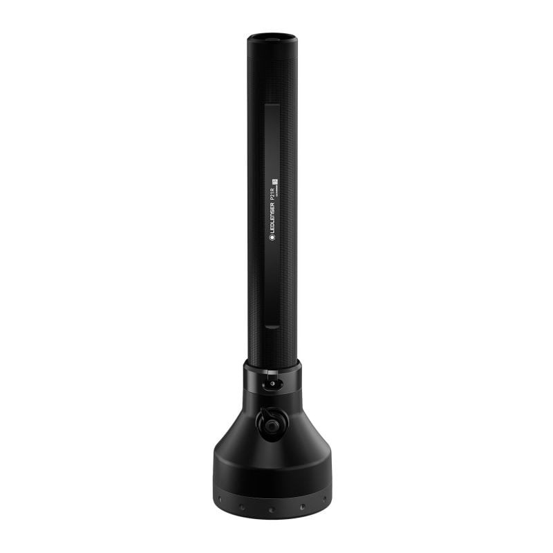 Linterna LEDlenser P21R negra y larga con cabeza ancha sobre fondo blanco.