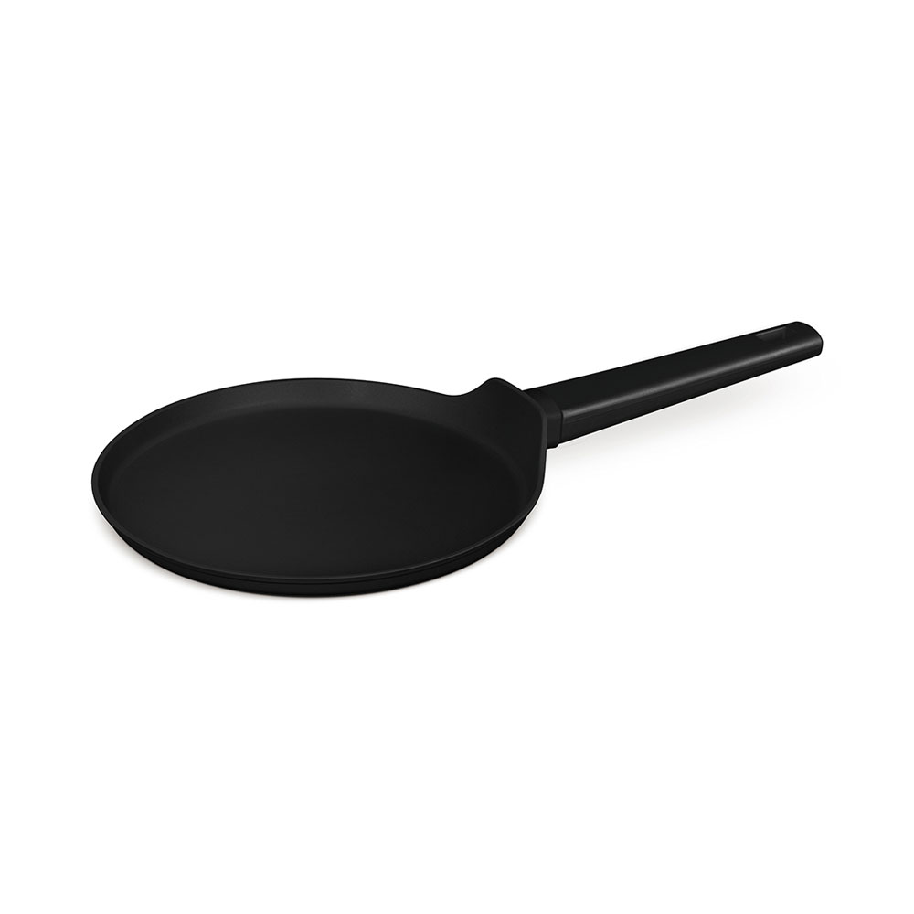 Una padella nera con un manico lungo su uno sfondo bianco.