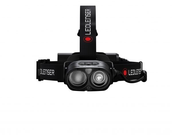 Schwarze Ledlenser Stirnlampe mit zwei großen runden Leuchten und verstellbarem Kopfband vor weißem Hintergrund.