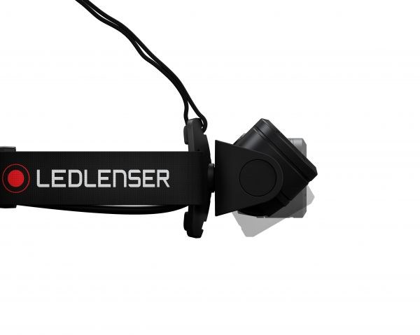 Eine schwarze Ledlenser Stirnlampe mit verstellbarem Band und abgewinkelter Leuchte vor weißem Hintergrund.