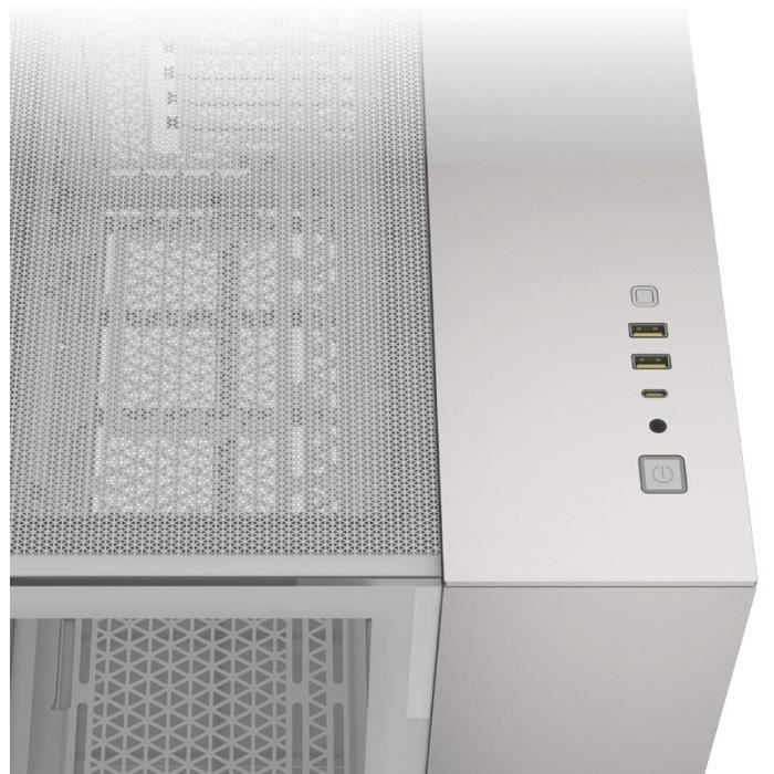 Primer plano del panel superior de una caja de PC blanca con rejilla y puertos.