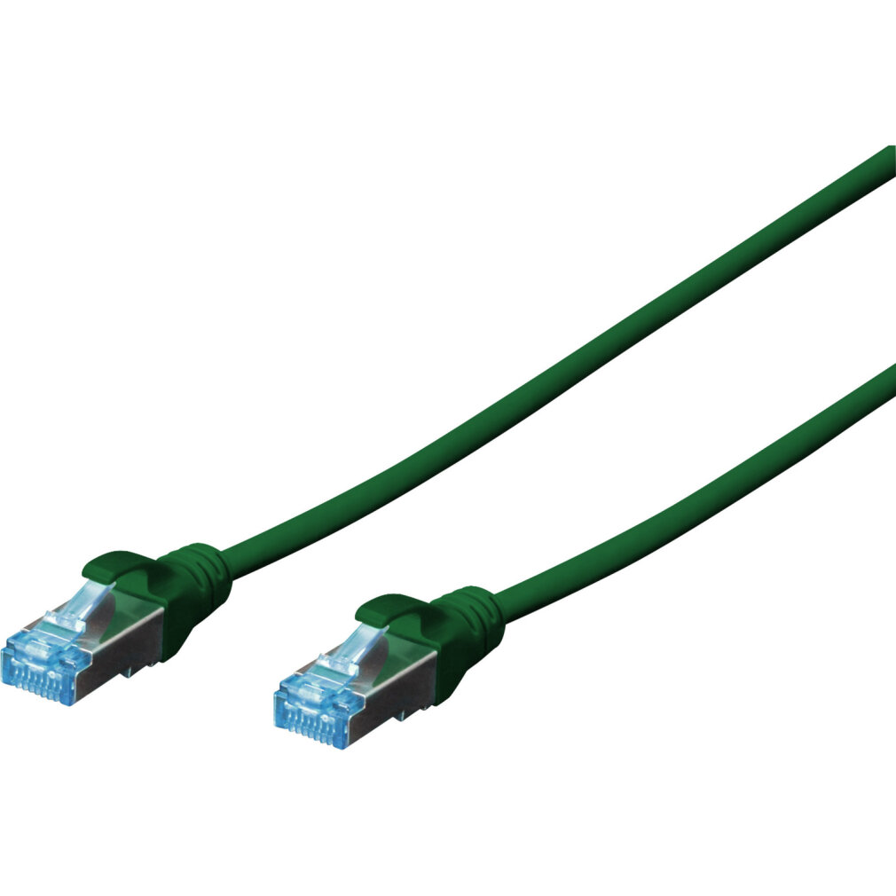 Dos cables ethernet verdes con conectores RJ45 de plástico transparente sobre fondo blanco.