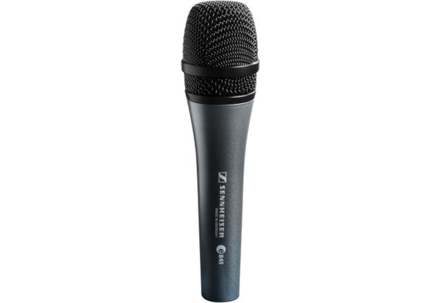 Czarny mikrofon Sennheiser E845 na białym tle.