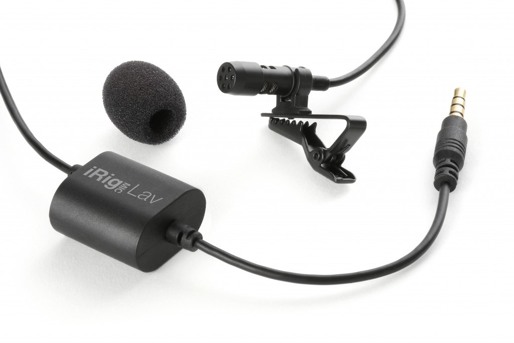 Un microphone cravate noir iRig Mic Lav avec bonnette, câble, clip et connecteur audio.