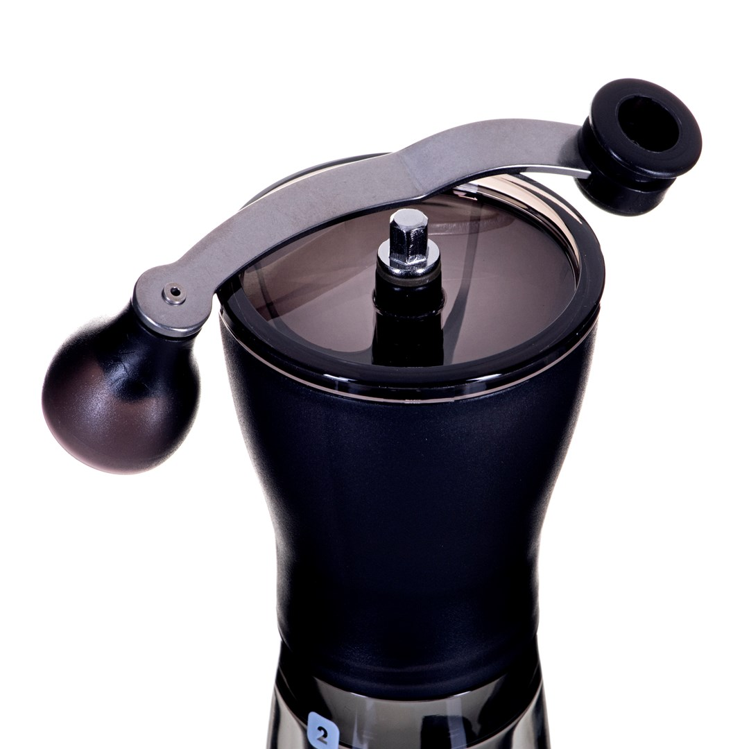 Un macinacaffè manuale nero con manico in metallo su sfondo bianco.
