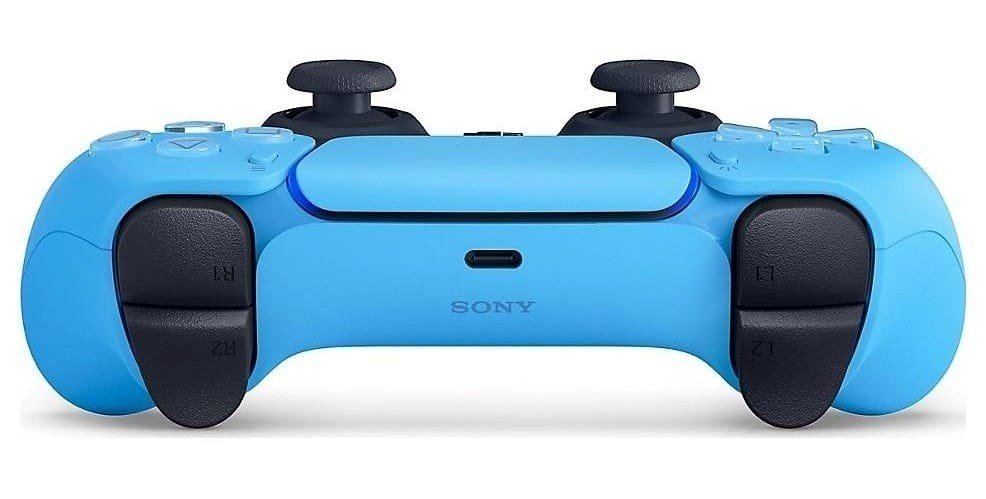 Un controlador de juegos inalambrico azul claro con gatillos y joysticks negros, visto de frente sobre fondo blanco.