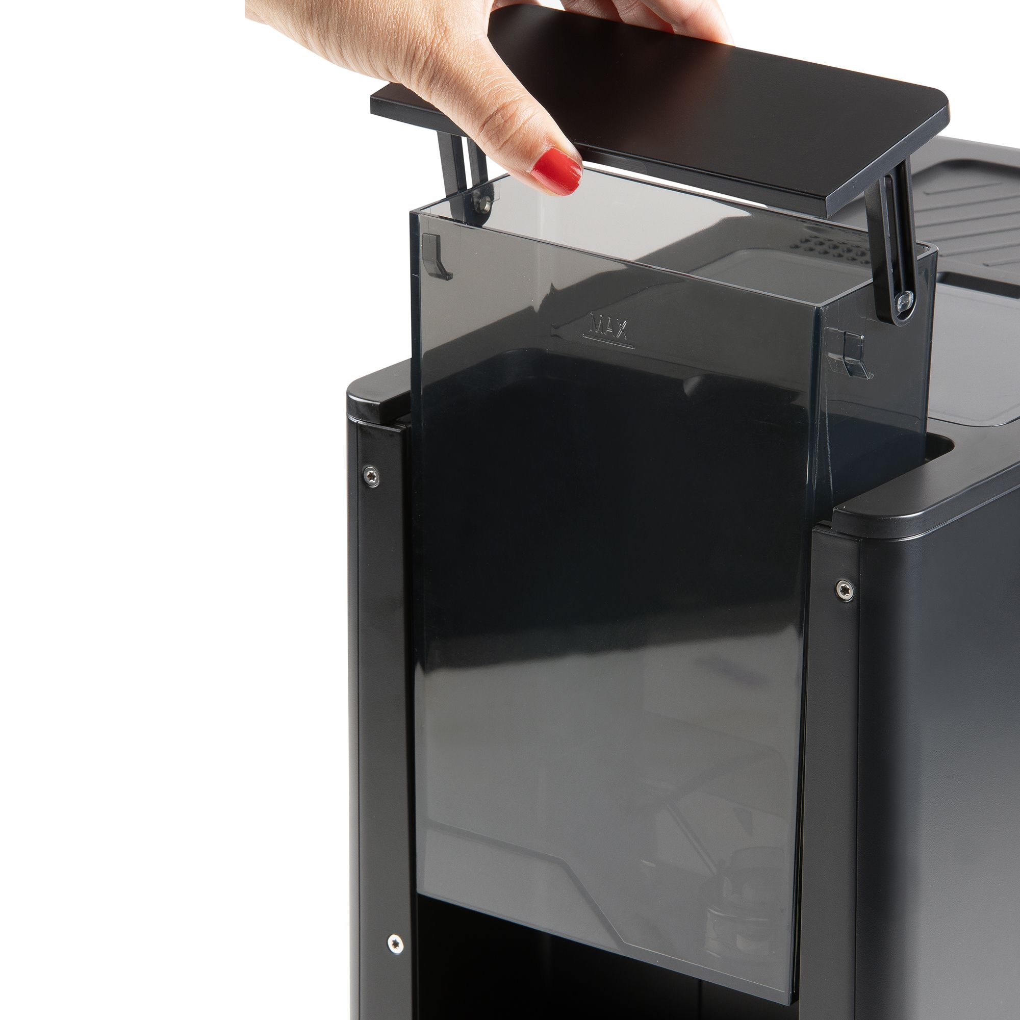 Een hand met rode nagellak opent het waterreservoir van een zwarte koffiemachine.