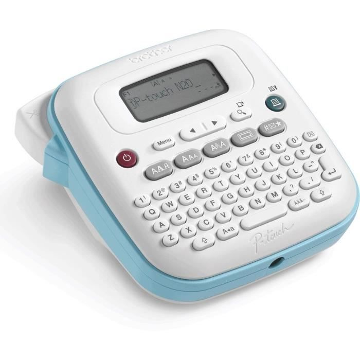Etichettatrice Brother P-touch bianca e turchese con tastiera QWERTY e schermo LCD su sfondo bianco.