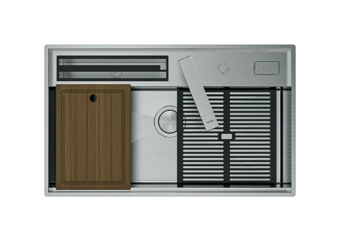 Moderno lavello in acciaio inox con tagliere in legno, scolo e comandi integrati.