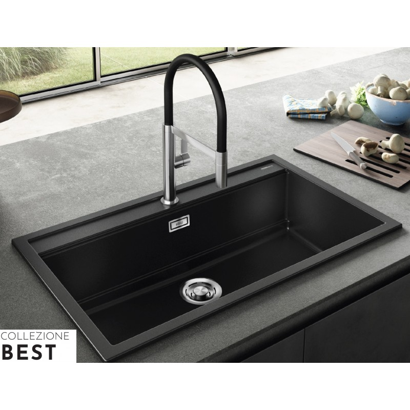 Un lavello da cucina nero dal design elegante e rubinetto nero abbinato su un piano di lavoro grigio.